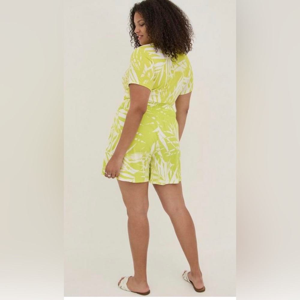 Torrid Tropical Print 5 Inch Pull-On Super Soft High-Rise Short 4/4X/26 - Picture 4 of 9